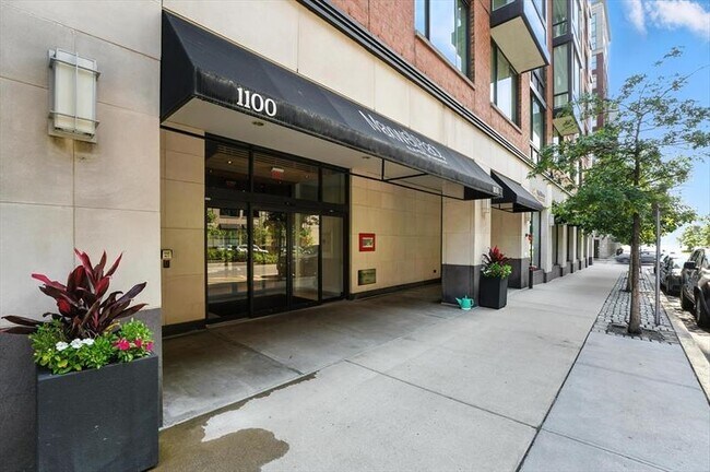 Building Photo - 1100 Maxwell Ln