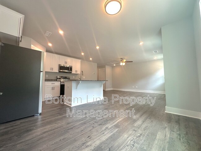 Building Photo - 2927 Burgess Dr