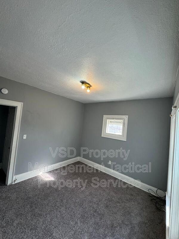 Building Photo - 3289 E 143rd St