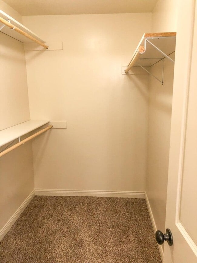 Building Photo - Like-New Ranch Home — 3 Bed / 2 Bath in Fo...