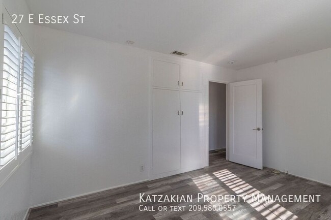 Building Photo - Stylishly Remodeled 2-Bedroom Home in Cent...