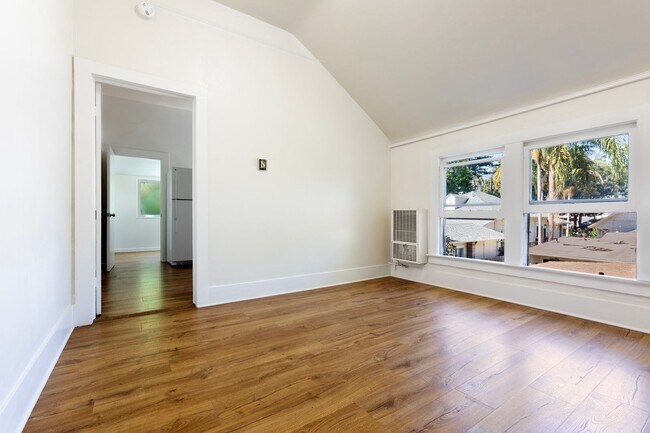 Building Photo - 214 W Ortega St