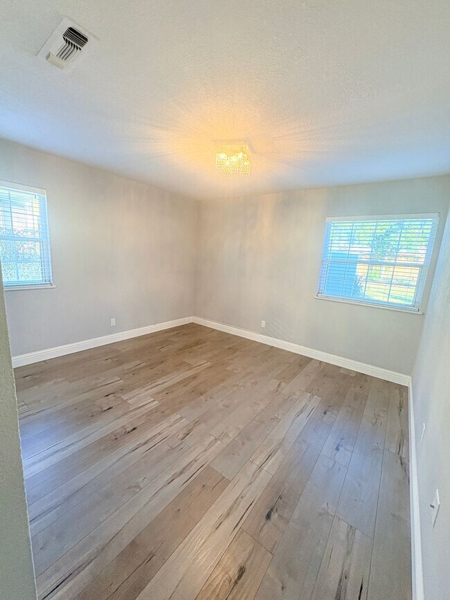 Building Photo - 1524 Gladstone Dr