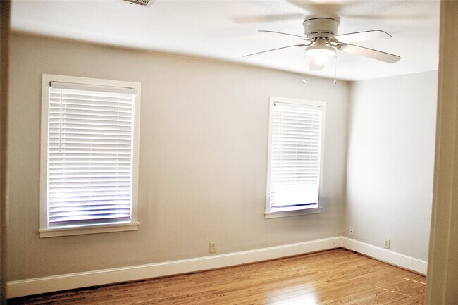 Building Photo - 1002 Waltway Dr