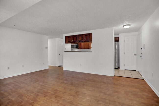 Building Photo - Large 2 Bedroom 2 Bath Ground Floor Condo - ZERO STEPS!