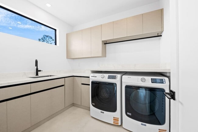 Building Photo - 2324 SW 26th St