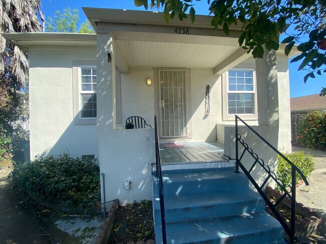 Building Photo - Pleasanton, Charming Downtown Living, Walk to Main St. 3 bed / 1 bath – Large Yard! Great schools