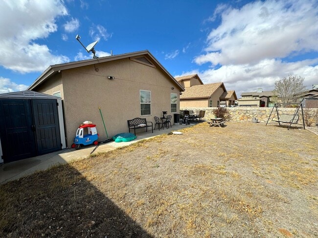Building Photo - Northeast El Paso 3Bed/2 Bath Refrig A/C Across From Park!