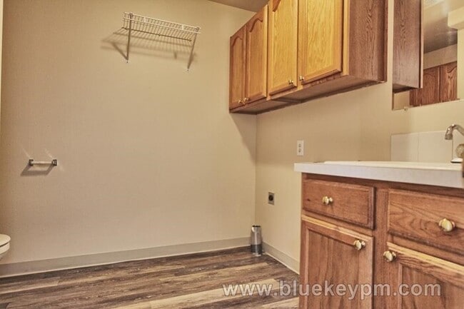 Building Photo - 3 Bed, 1.5 Bath Duplex in Hazel Dell Close to Bus Lines and Shopping