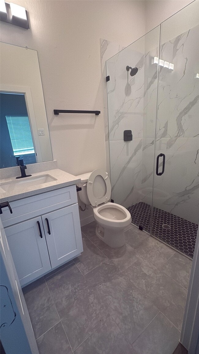 Building Photo - 605 Center St