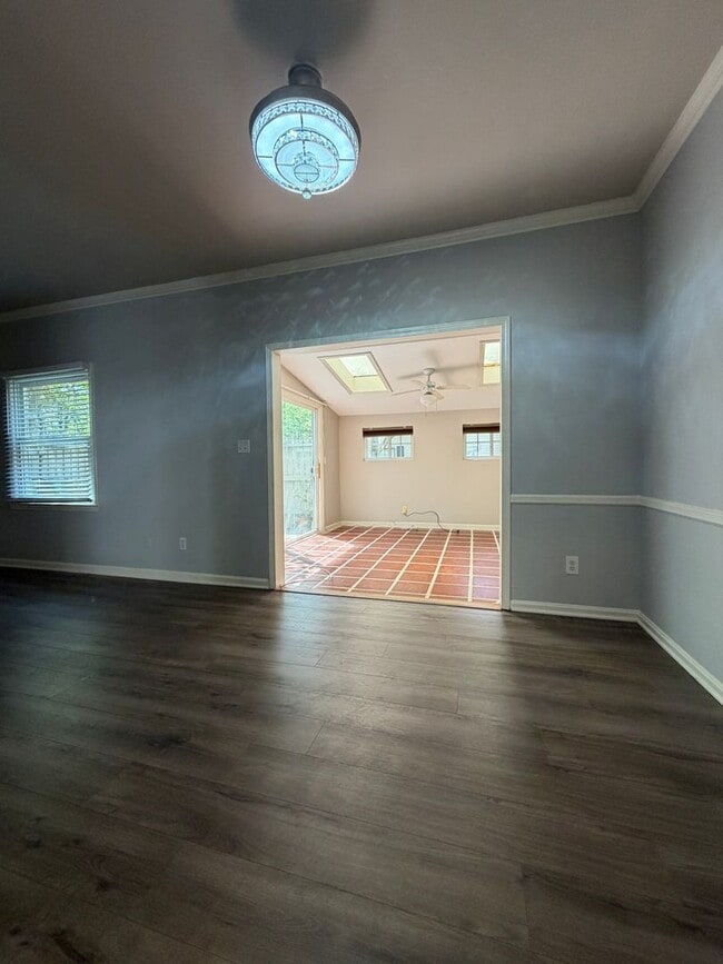 Building Photo - End unit townhouse in South Park