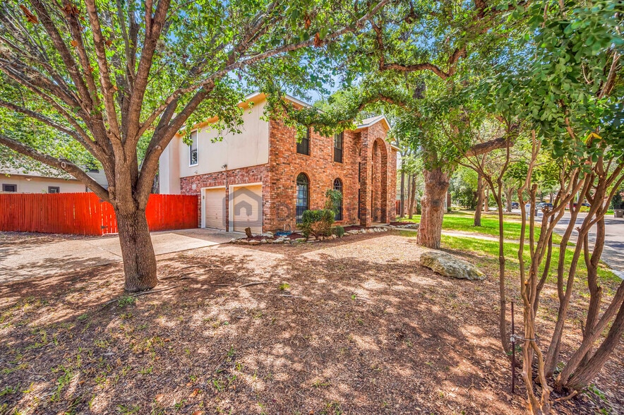Building Photo - 2326 Oak Castle