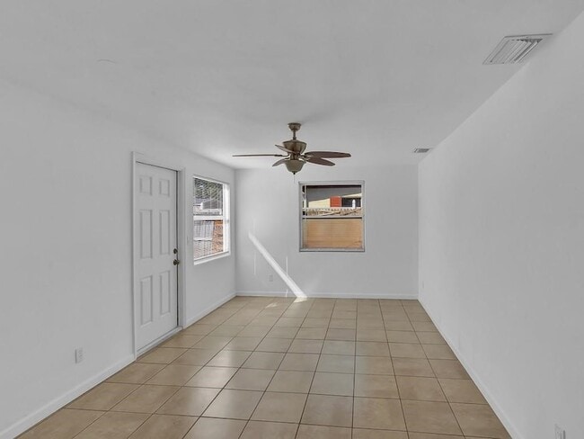 Building Photo - 703 5th Pl SW