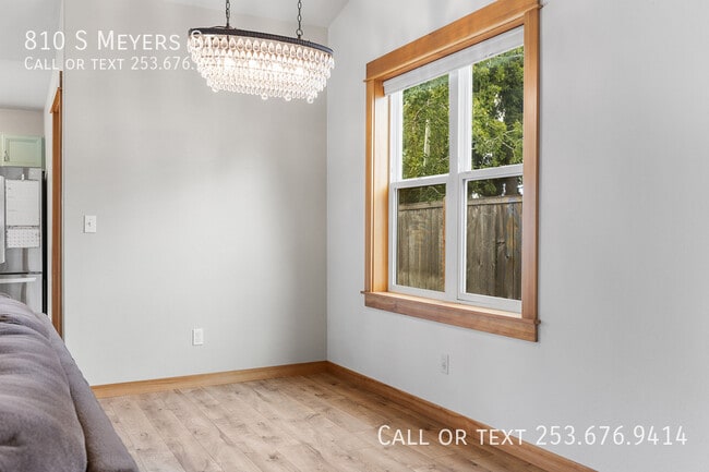 Building Photo - 810 S Meyers St