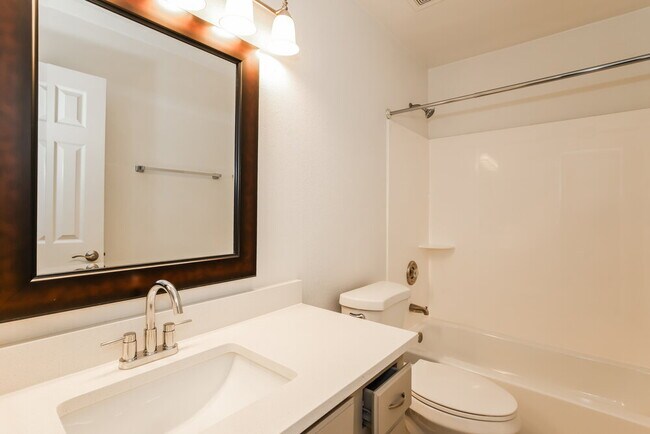 Building Photo - 707 W Mesquite St