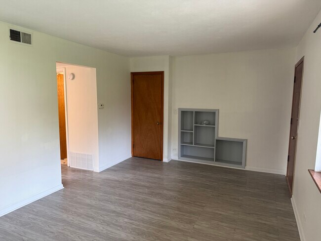 Building Photo - 235 E Palatine Rd