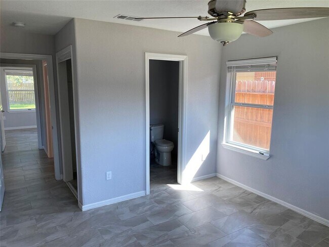 Building Photo - 679 Marleen St