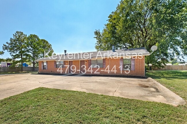 Building Photo - Newly Renovated Duplex in West Fayetteville!