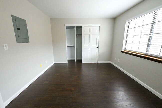 Building Photo - $2,195 - 1 Bed, 1 Bath Updated Lofted Cond...