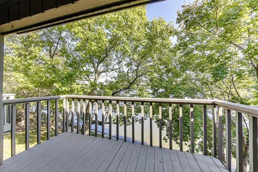 Balcony with Lake view - 25 Shoreline Rd