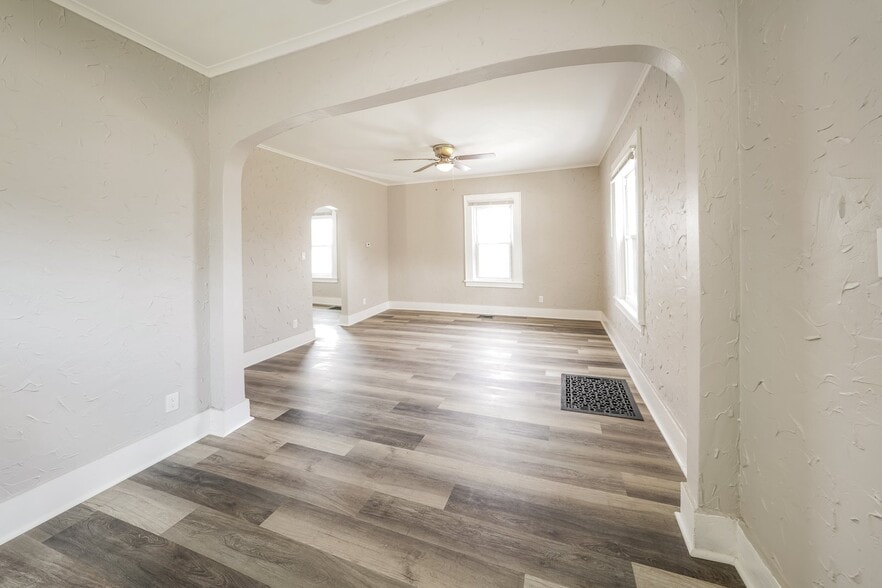 Building Photo - 238 Bruce St