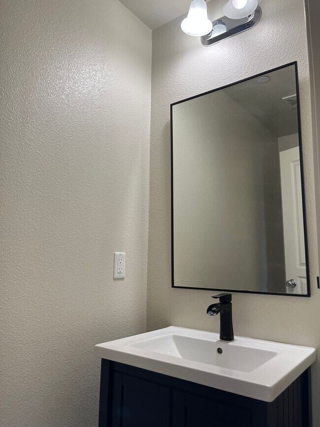 Building Photo - Stylish Willow Glen Townhome with Dual Master Suites, High Ceilings & Modern Upgrades!