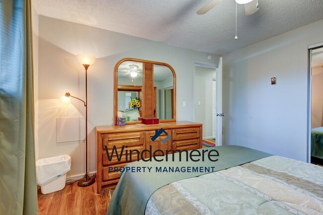 Building Photo - Fully-Furnished Cozy 3 Bedroom Home - Shor...