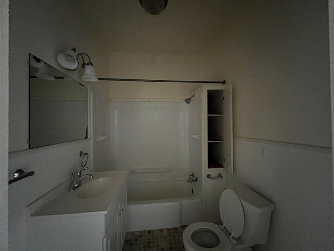 Building Photo - 3 BD, 1 BA Charming Brick Home!