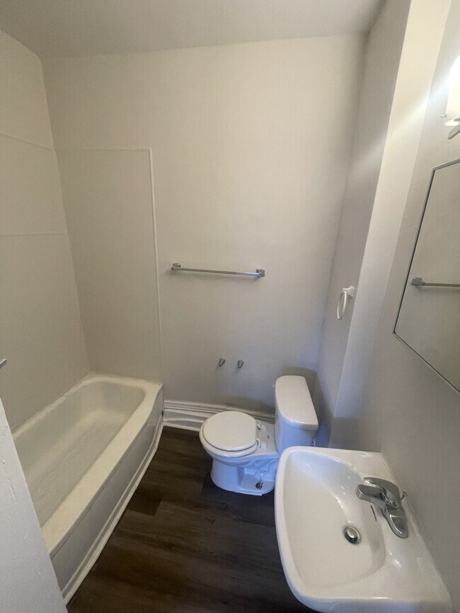 Building Photo - 2 Bedroom 1 Bathroom