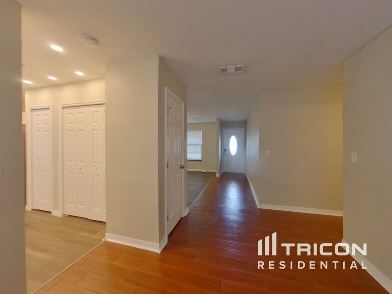 Building Photo - 483 Spruceview Dr
