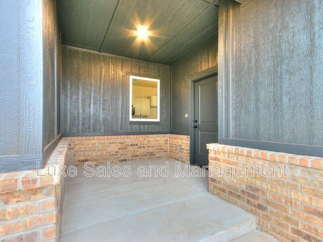 Building Photo - 10908 Oak Holw Ln
