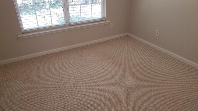 Building Photo - 3 Bedroom / 2.5 Bath in South Durham Neighborhood!