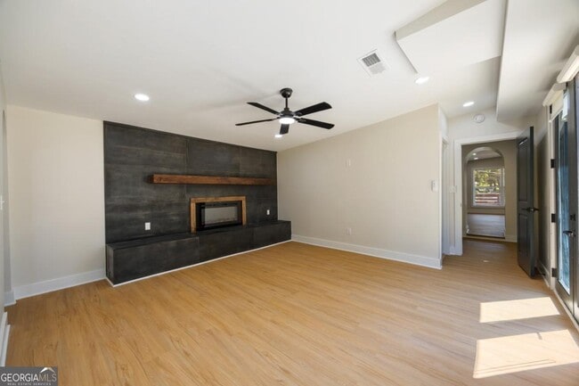 Building Photo - 2555 Flagstone Dr SE