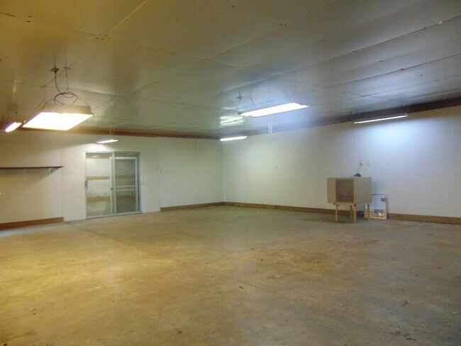 Building Photo - Fayette Family Farm House!