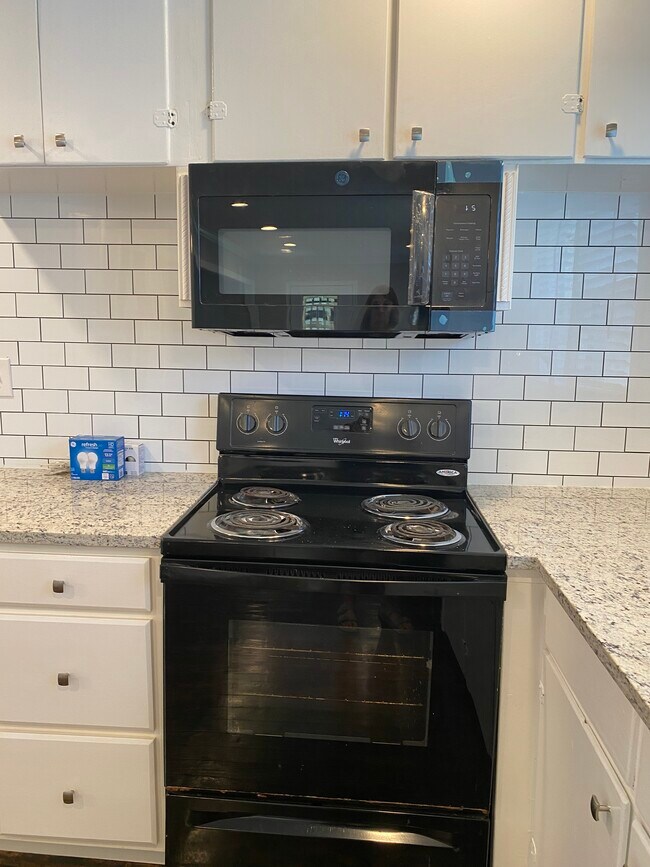 Building Photo - 1622 McCullough Ave NE