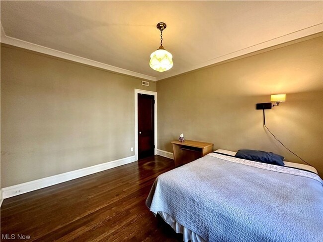 Building Photo - Charming 1-Bedroom Property in Prime Location