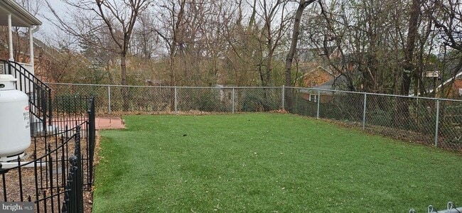 Building Photo - 423 Happy Creek Rd