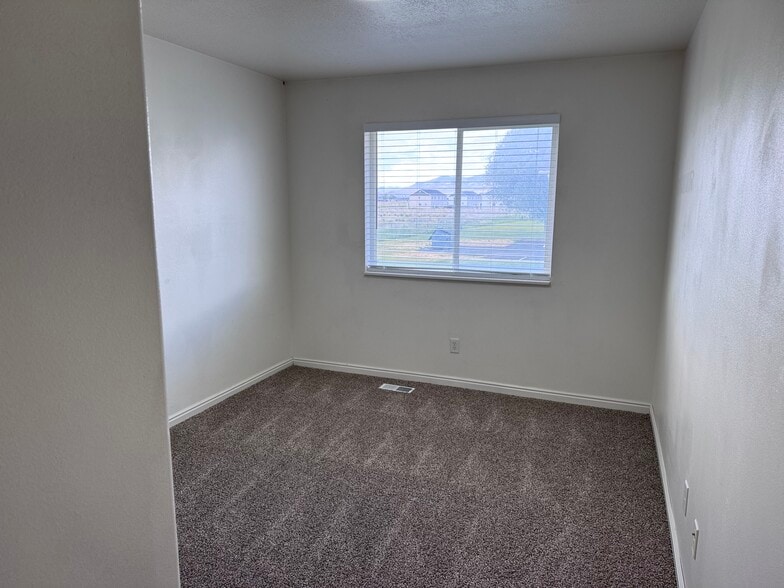 Building Photo - 2455 W 450 N