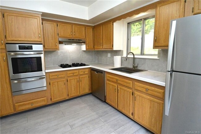 Building Photo - 190 Midland Ave