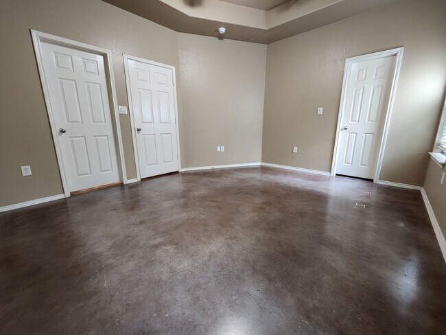 Building Photo - 3/2/1 Duplex w/ Stained Concrete Floors Th...