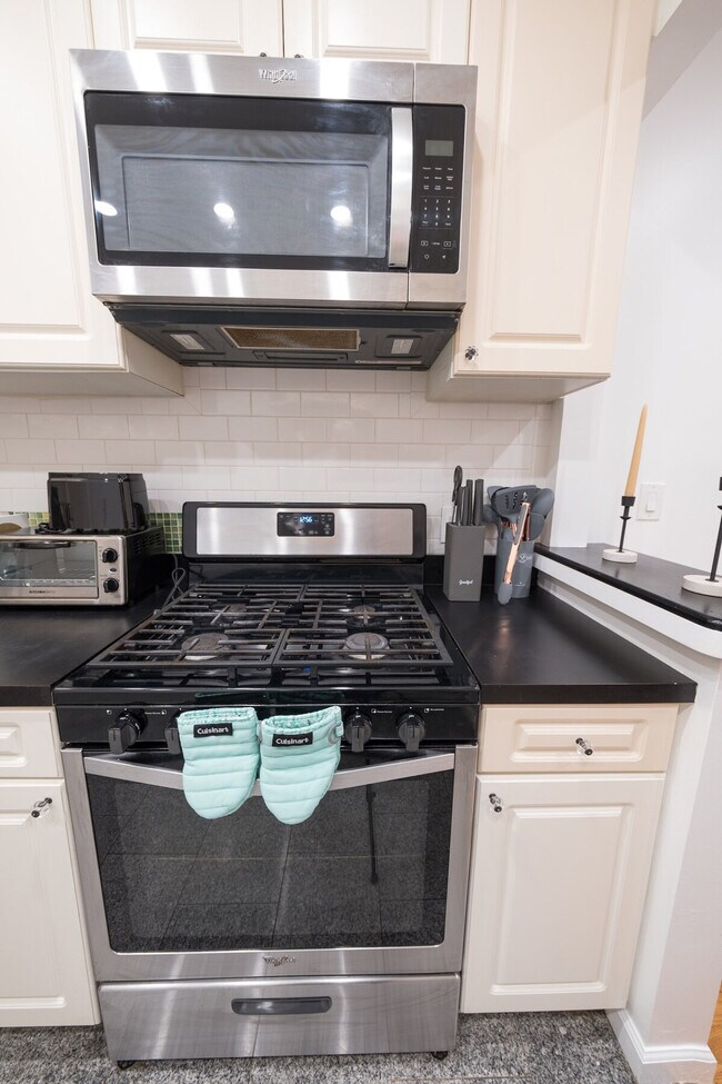 Building Photo - 301 E 104th St