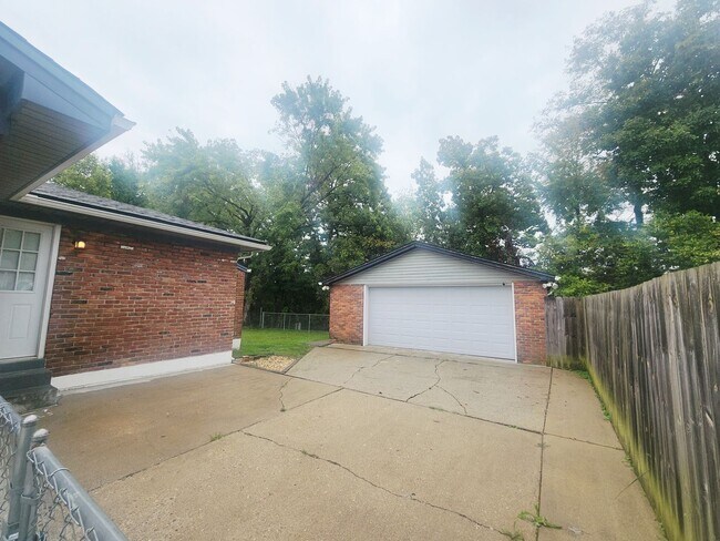 Building Photo - Beautiful 3 bedroom 2 full bath with garag...