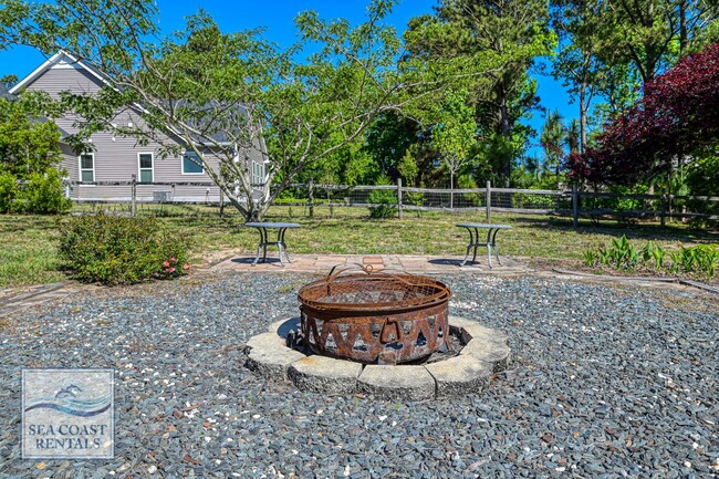 Building Photo - SUMMER MONTHLY RENTAL!!! AVAILABLE MAY-SEP...
