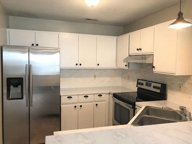 Building Photo - Charming 3 bedroom 2 bathroom Home In Aragona Village!