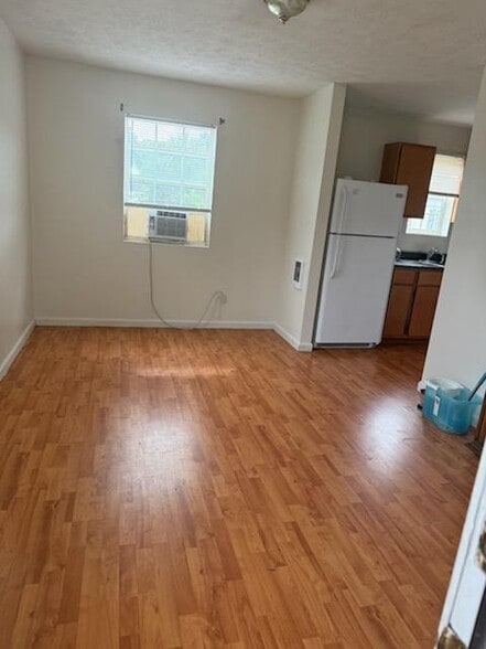 Building Photo - 407 River Park Dr