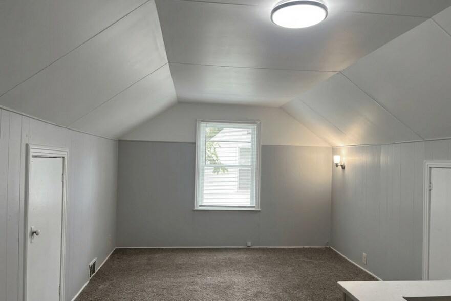Building Photo - This beautifully updated 3-bedroom, 1-bath single-family home is ready for move-in!