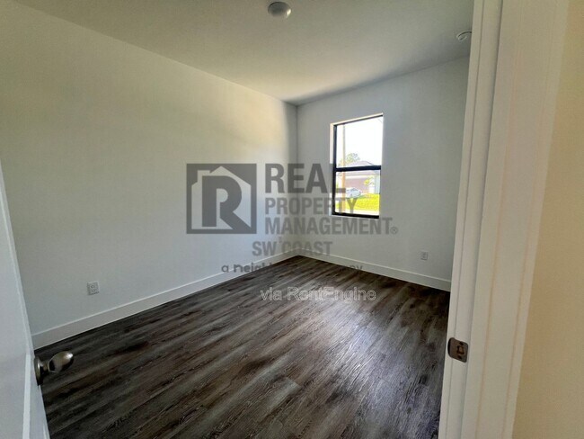 Building Photo - 1263 Hillcrest St E