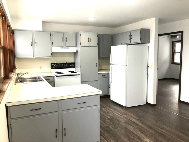 Building Photo - 122 W Cedar St