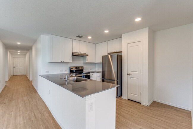 Building Photo - 4-BEDROOM HOME IN MISSION DEL LAGO