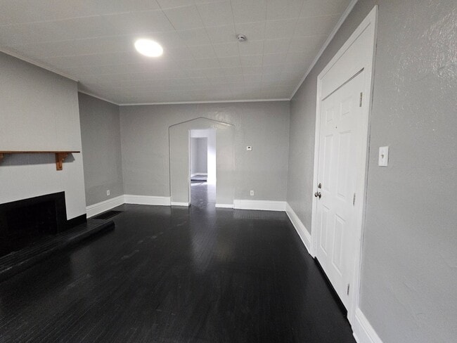 Building Photo - Newl updated 2 bedroom 1 bath located in Carrick!